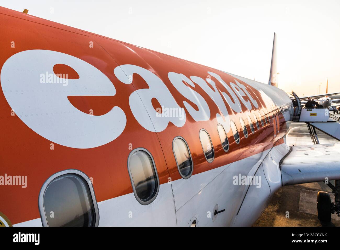 Easyjet nom du logo sur l'avion, l'aéroport de Bristol, Angleterre, Royaume-Uni Banque D'Images