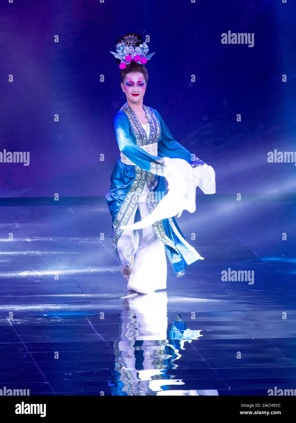 HONG KONG, CHINE : Décembre 2,2019 Prix annuels de l'AFC. Chinois traditionnel Long Sleeve dance.Jayne Russell/Alamy image Banque D'Images