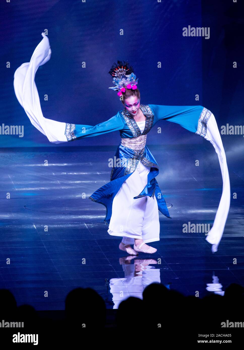 HONG KONG, CHINE : Décembre 2,2019 Prix annuels de l'AFC. Chinois traditionnel Long Sleeve dance.Jayne Russell/Alamy image Banque D'Images