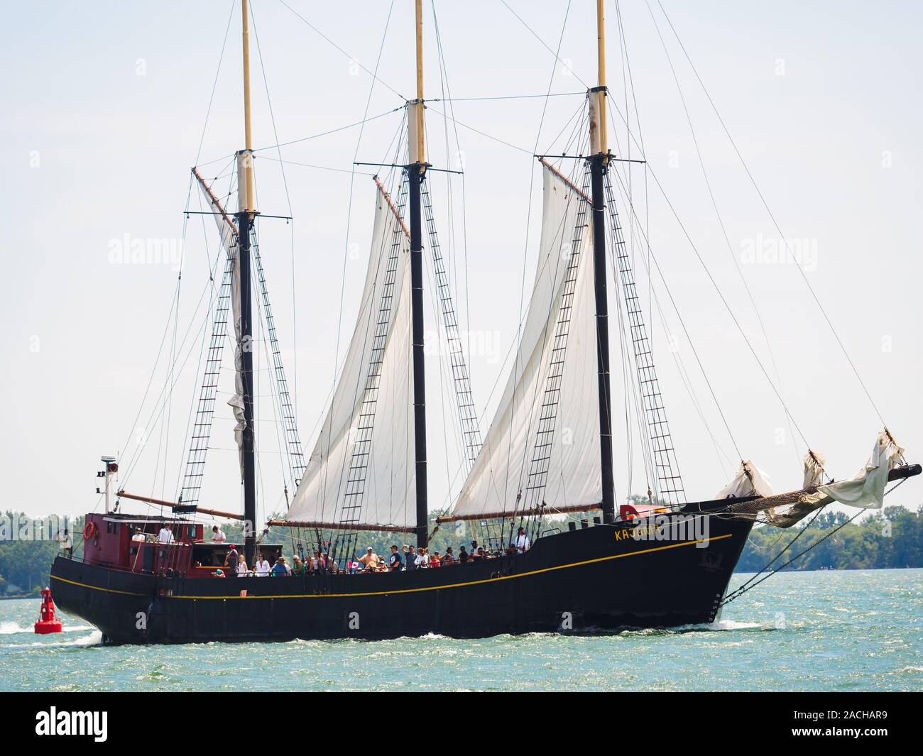 Grand navire Kajama gooner naviguant devant une bouée dans le lac Ontario. Banque D'Images