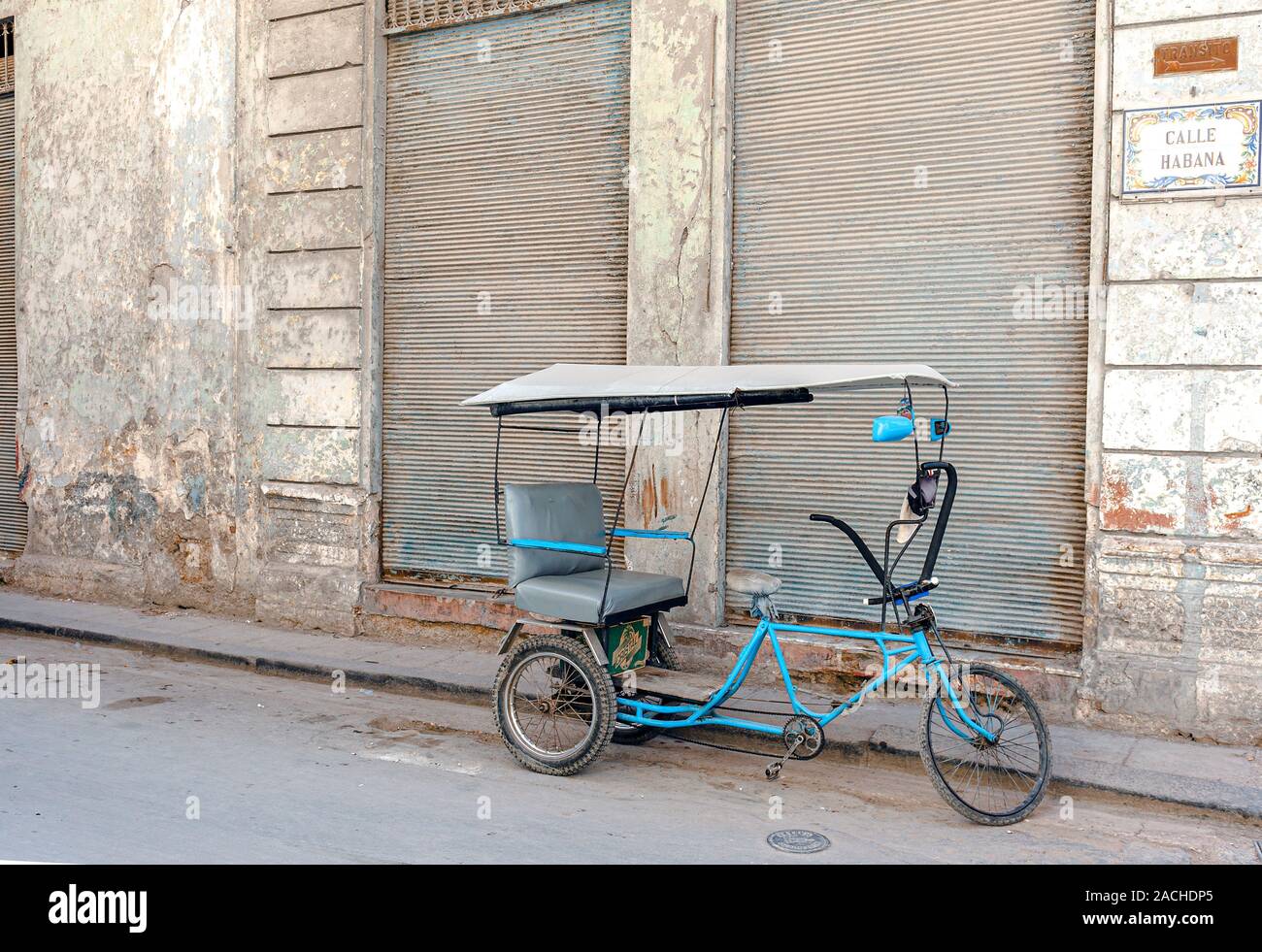 Vélo-taxi à trois roues avec couvercle Banque D'Images
