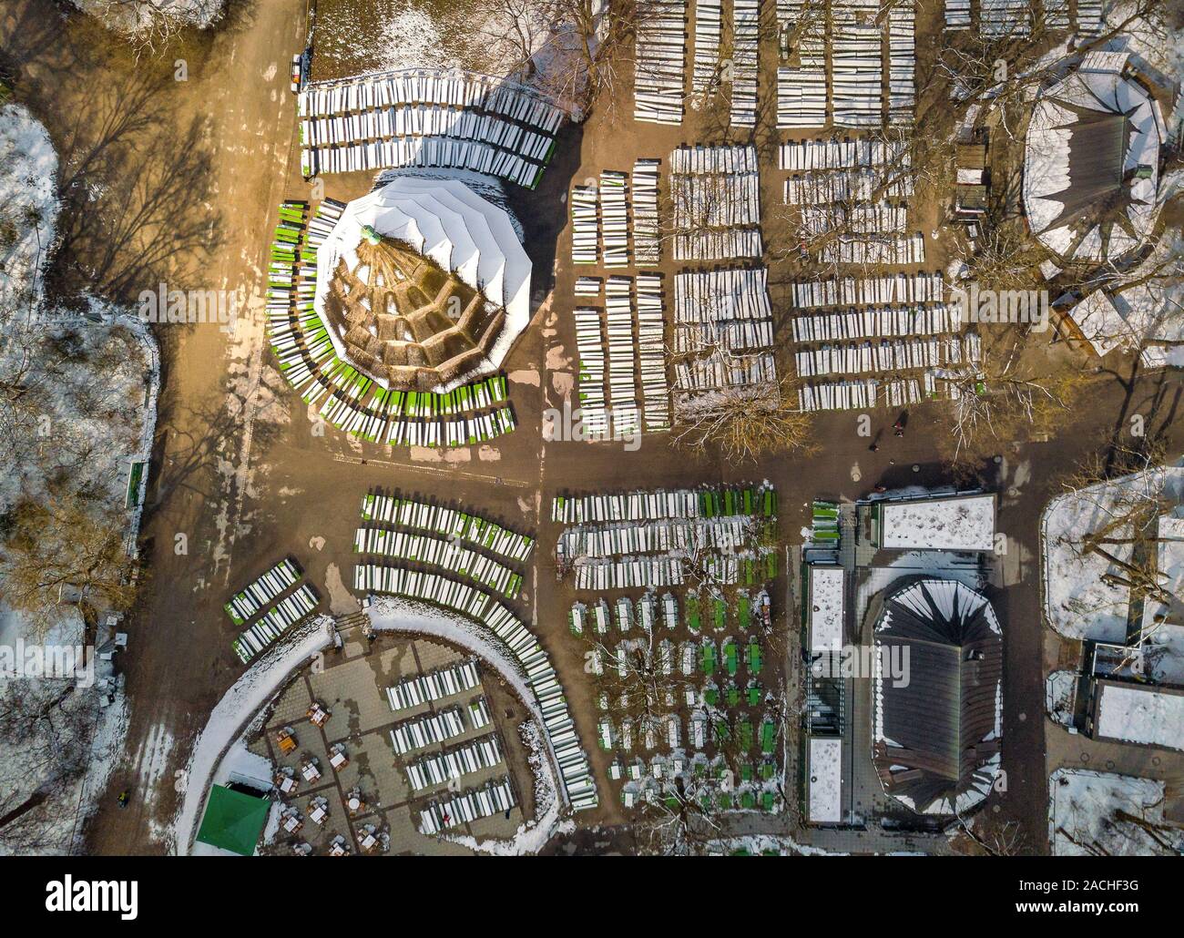 Biergarten près de la tour chinoise dans le jardin anglais à Munich, Bayern, Allemagne. Pano fabriqué par le drone Mavic, vol dans les airs Banque D'Images