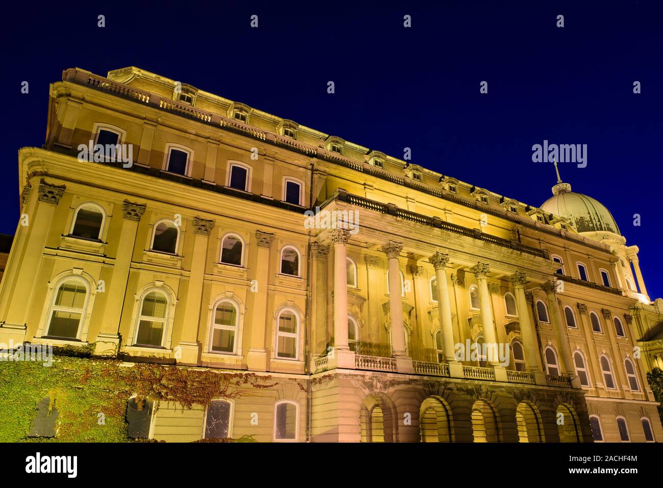 Vue nocturne sur le château de Buda, le château historique et le palais des rois hongrois à Budapest, en Hongrie Banque D'Images