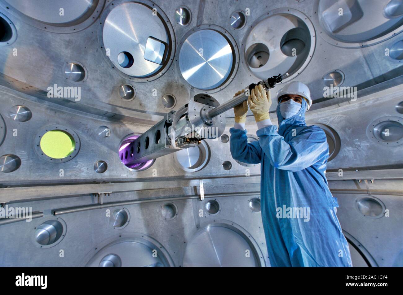 Laser Mégajoule la construction. Le Laser Mégajoule (LMJ) est un dispositif  expérimental de fusion nucléaire en construction près de Bordeaux, France.  Sa conception utilise 24 Photo Stock - Alamy