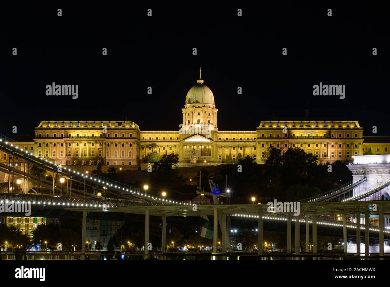 Vue nocturne sur le château de Buda, le château historique et le palais des rois hongrois à Budapest, en Hongrie Banque D'Images