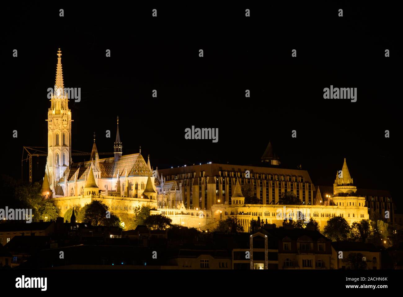 Vue nocturne sur le château de Buda, le château historique et le palais des rois hongrois à Budapest, en Hongrie Banque D'Images