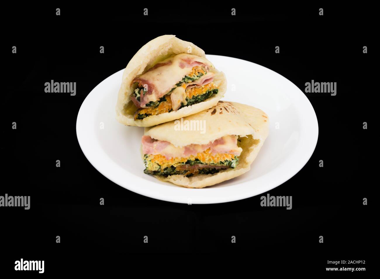 Pain de poche pita farci de fromage et de jambon cuit en tranches, épinards Malabar et frittata de carottes (œufs battus frits), prêt à manger Banque D'Images