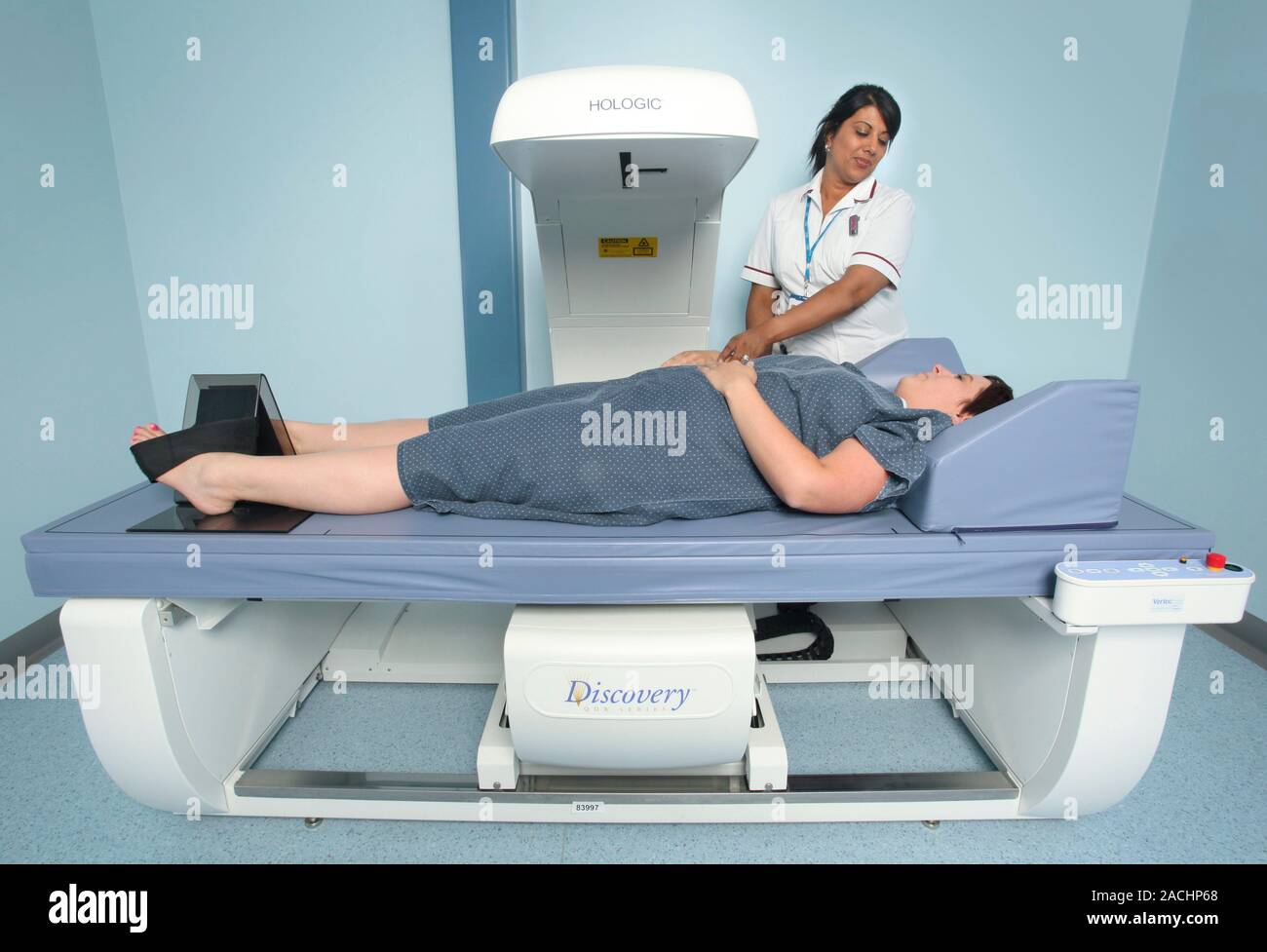 La densité osseuse scanner. L'exploitation d'un radiographe hôpital absorptiométrie à rayons X en double énergie (DEXA) scanner utilisé pour mesurer la teneur minérale de l'os Banque D'Images