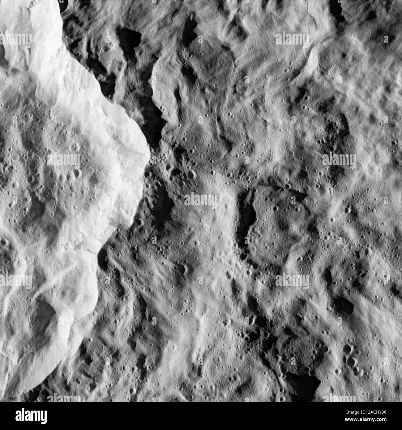 Rhea's surface, vaisseau spatial Cassini image. Rhea est la deuxième plus grande lune de Saturne. La structure blanche qui descend du côté gauche de l'image est le mur d'un Banque D'Images