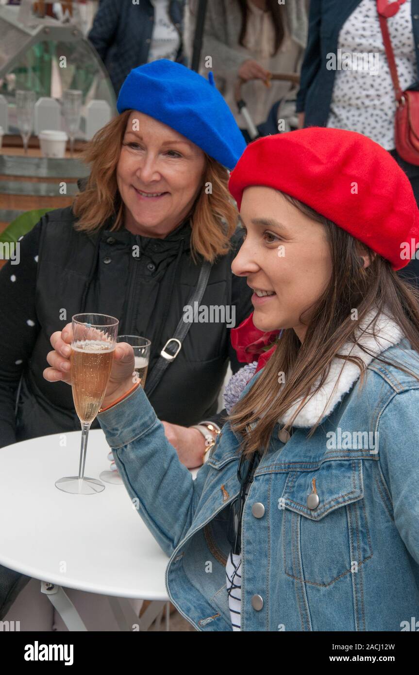Les résidents de Melbourne et de la culture alimentaire française en fête à la promotion d'un week-end dans le parc historique de Côme House, South Yarra. Banque D'Images