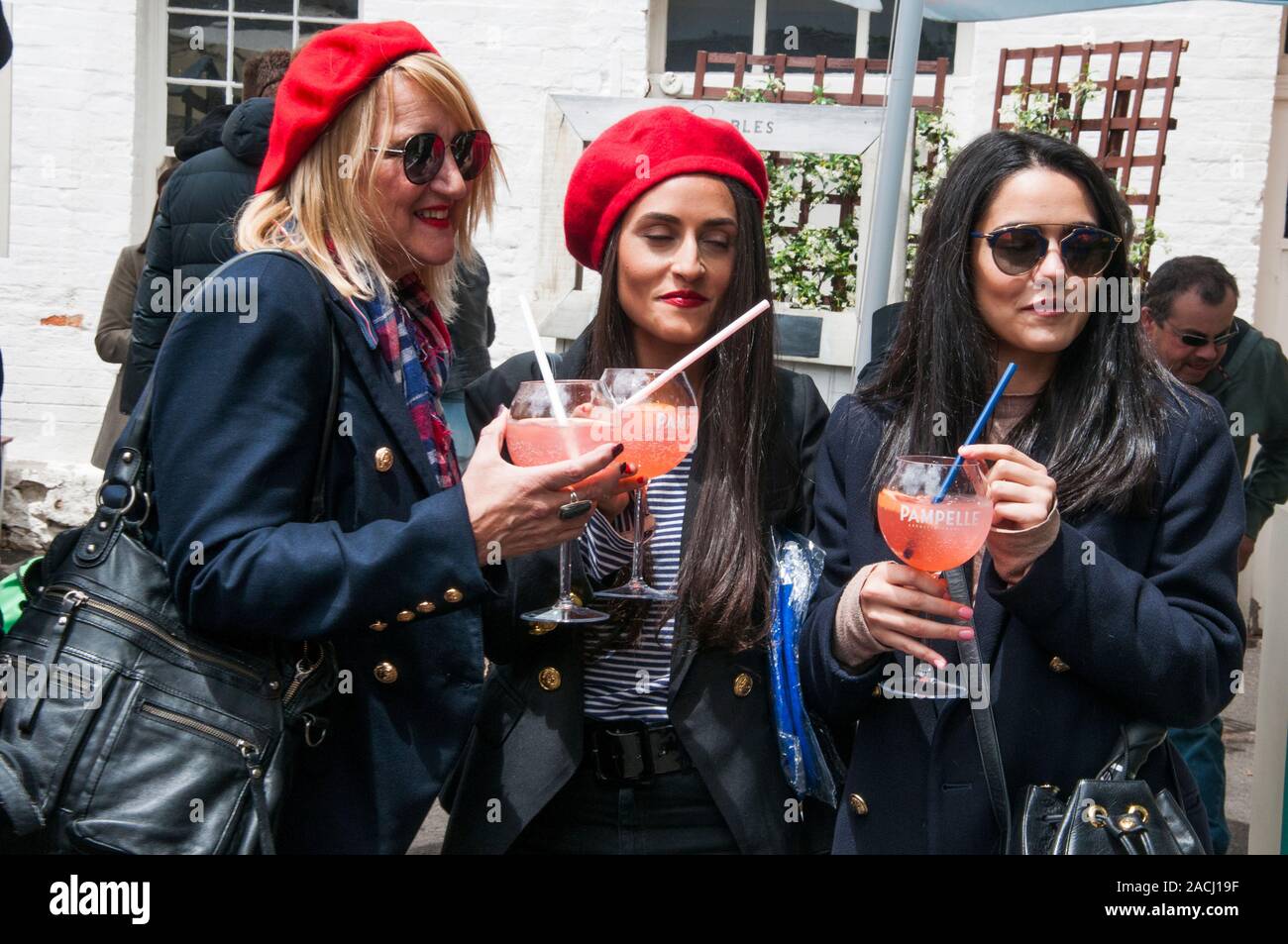 Les résidents de Melbourne et de la culture alimentaire française en fête un week-end à la promotion des ventes dans le domaine historique de Côme House, South Yarra. Banque D'Images
