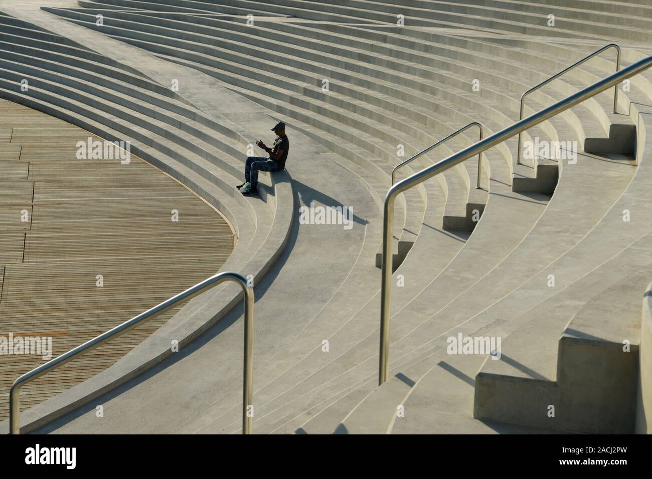Durban, Afrique du Sud, les gens, adulte seul homme assis sur des escaliers, à la recherche de l'objet, Point Beach promenade, photographie de rue franche Banque D'Images