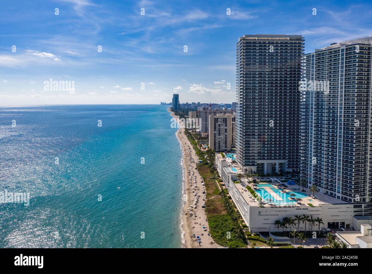 Vue aérienne des bâtiments et hôtels sur la plage à Miami Beach, Floride Banque D'Images