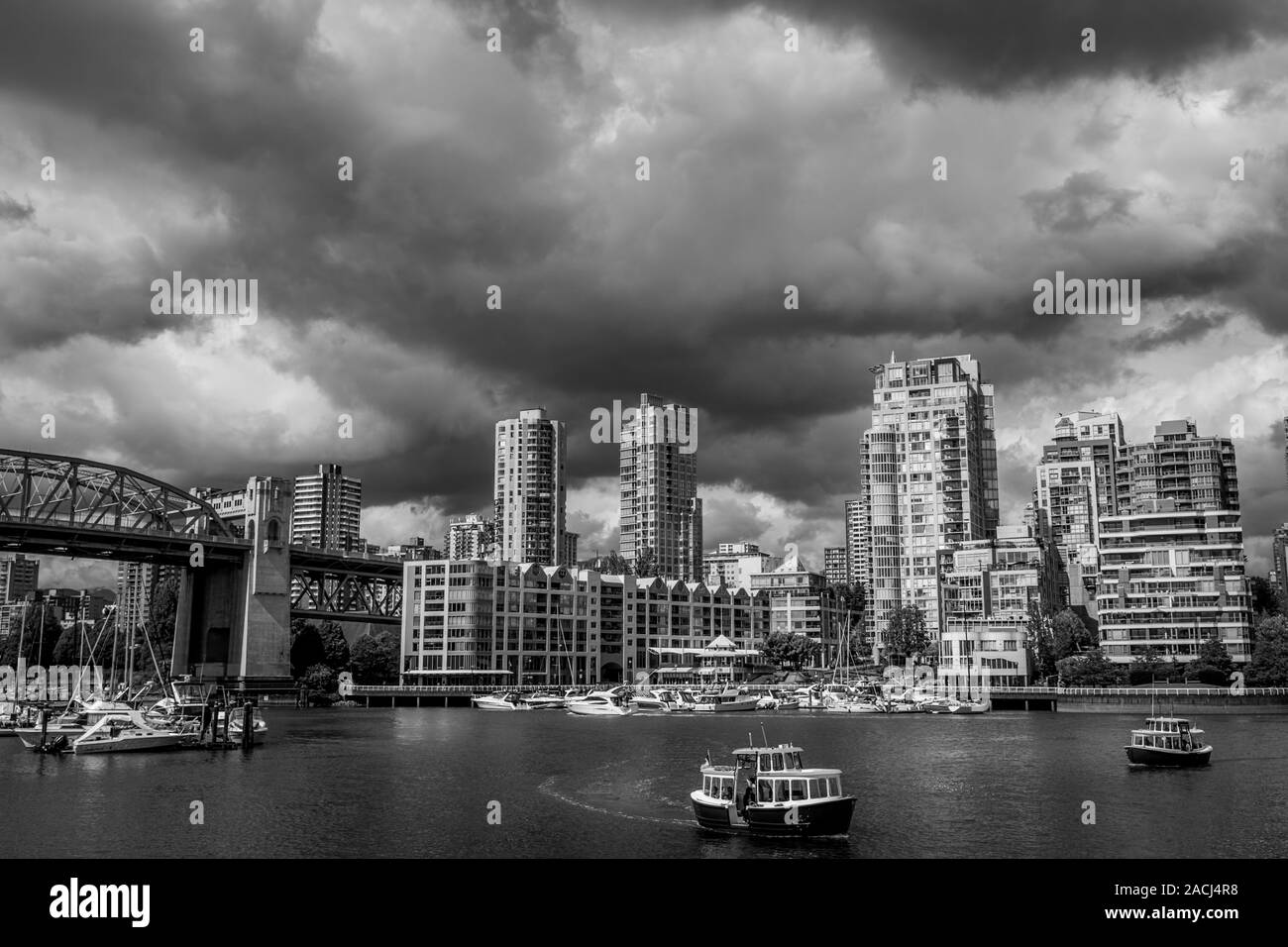 Ville de Vancouver avec nuages de tempête, noir et blanc avec bateaux et ponts, Vancouver, Canada Banque D'Images