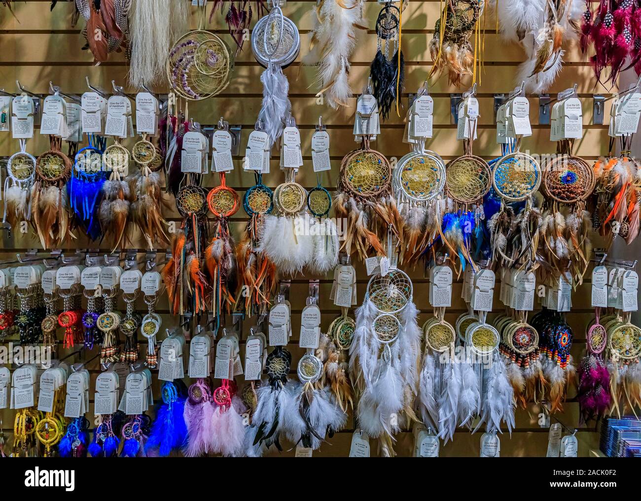 Vancouver, Canada - Juillet 07, 2019 Souvenir : dreamcatcher sélection, Premières Nations ou d'Indien de l'Amérique symbole de protection veille à une boutique touristique Banque D'Images