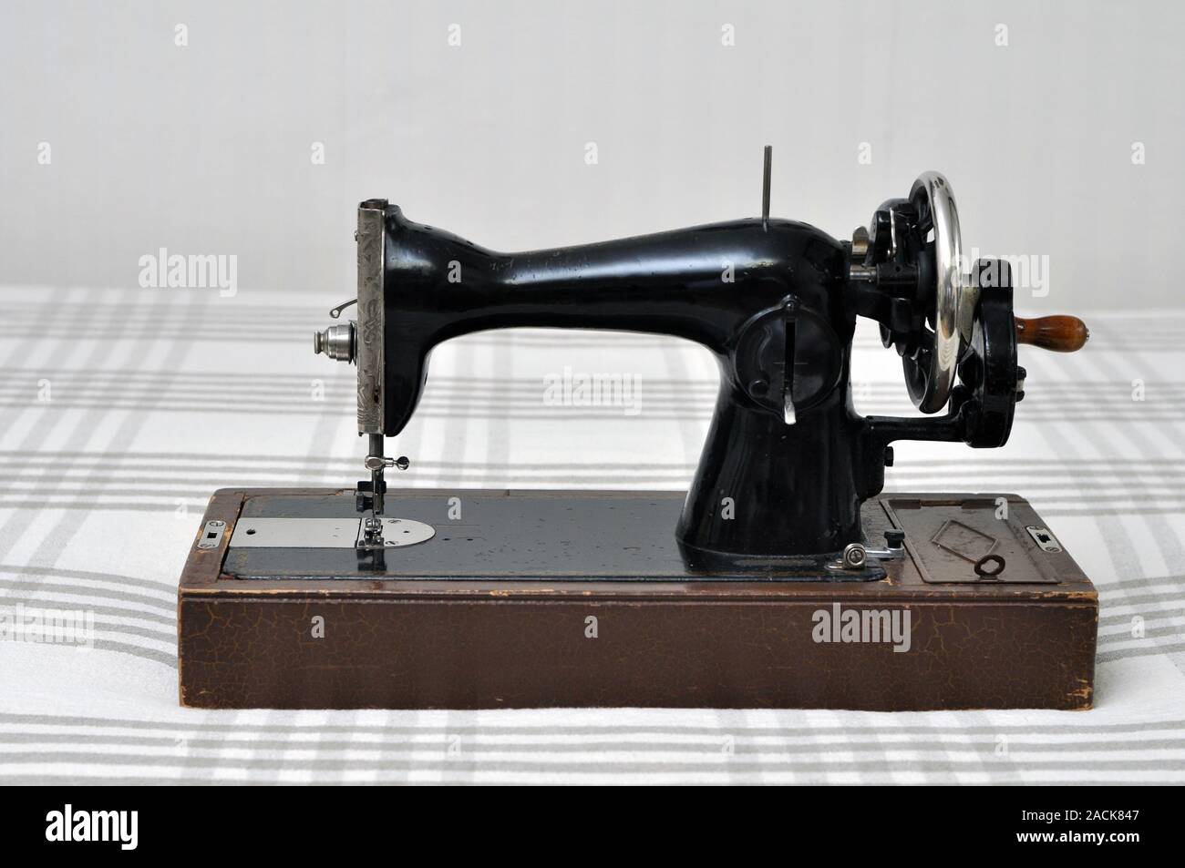 Machine à coudre vintage avec transmission manuelle sur l'arrière-plan d'une nappe de lin. Technologies Banque D'Images