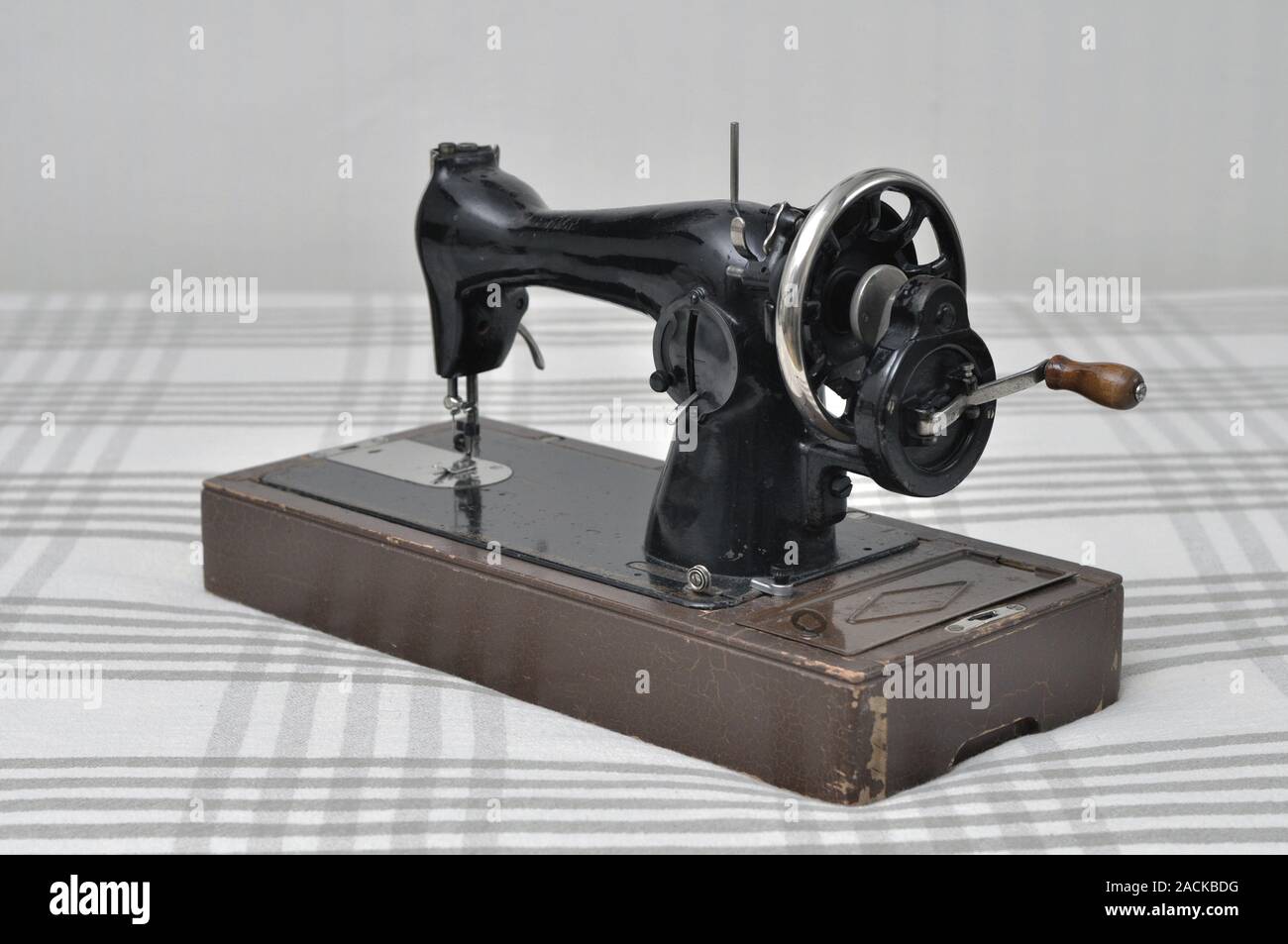 Machine à coudre vintage avec transmission manuelle sur l'arrière-plan d'une nappe de lin. Technologies Banque D'Images