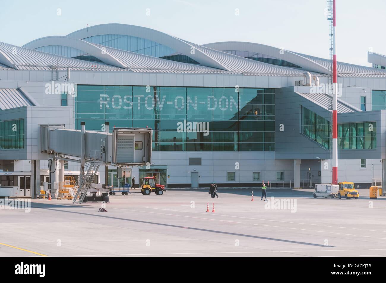 Vue sur le bâtiment de l'aéroport à partir de l'aire. Les travailleurs au sol et de machines dans le processus de travail. La Russie, Rostov-sur-Don, Platov, 2019-04-10 L'aéroport Banque D'Images