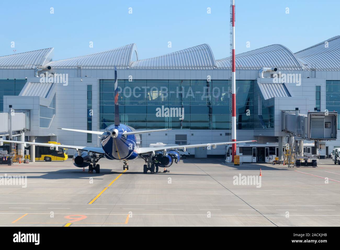 Vue extérieure du bâtiment de l'aéroport avec l'aire de stationnement avec l'avion. La Russie, Rostov-sur-Don, Platov, 2019-04-10 L'aéroport Banque D'Images
