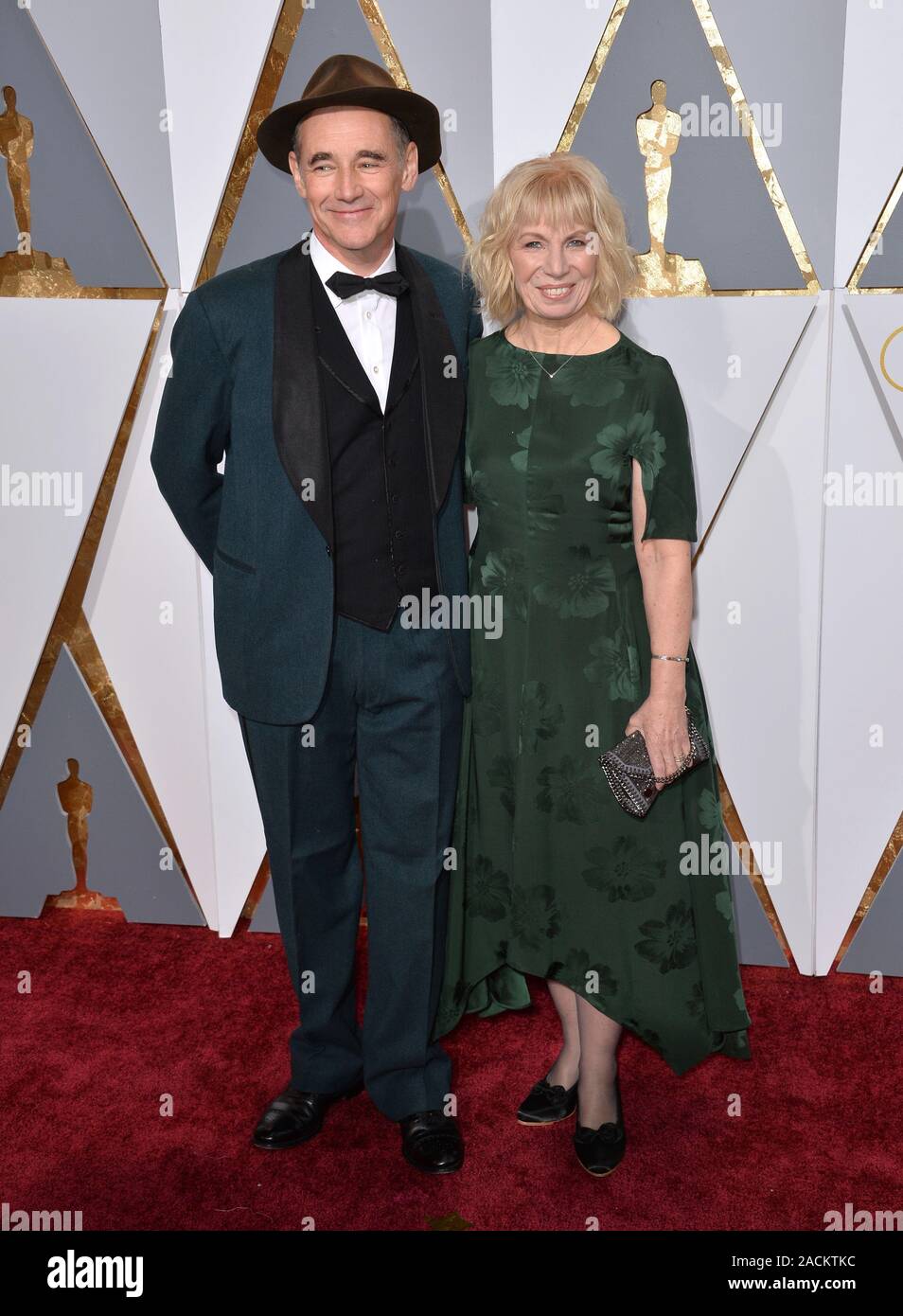 LOS ANGELES, CA - 28 février 2016 : Mark Rylance et Claire van Kampen lors de la 88e Academy Awards au Kodak Theater, Hollywood. © 2016 Paul Smith / Featureflash Banque D'Images