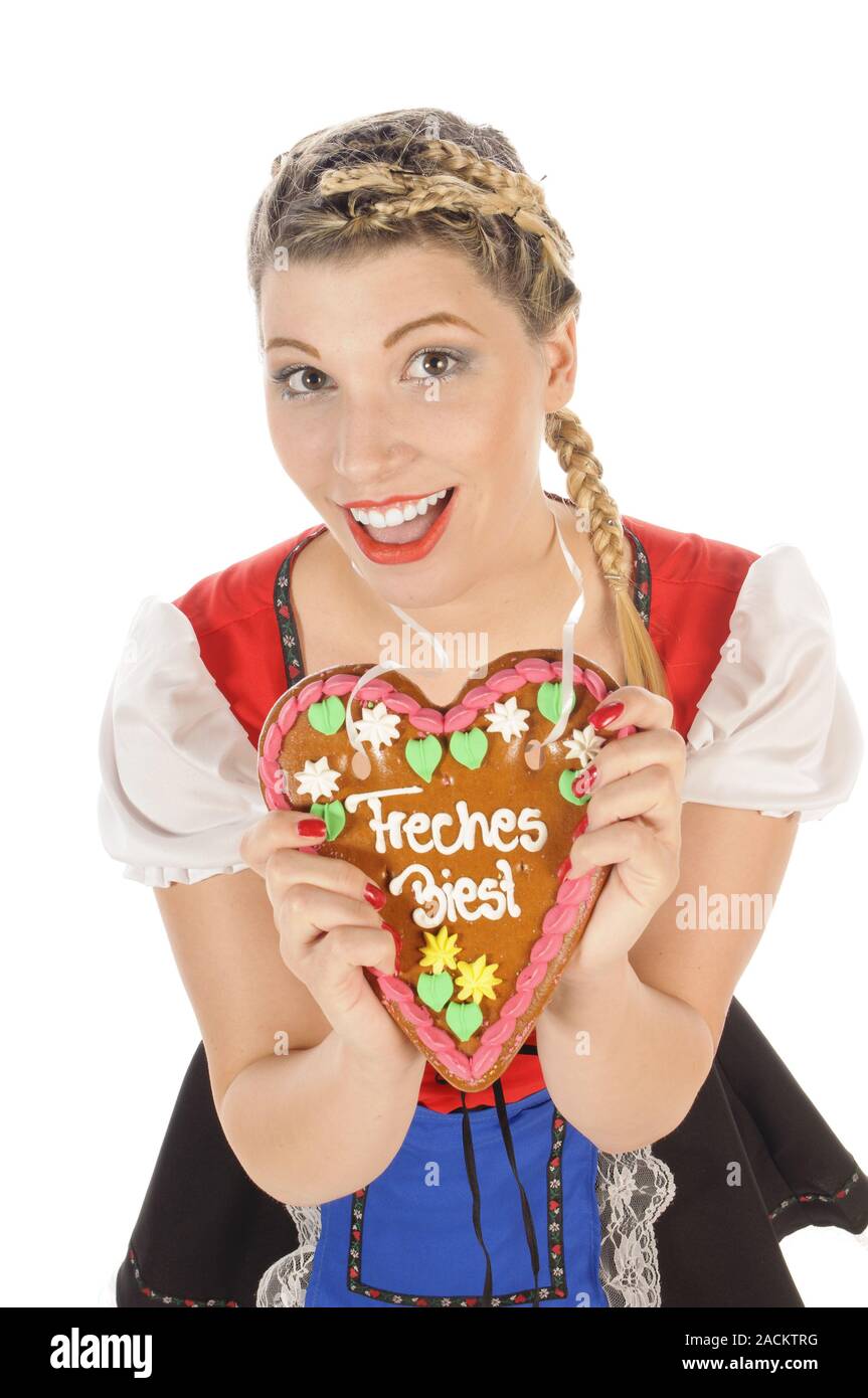 Jeune femme blonde dans un dirndl avec gingerbread heart Banque D'Images