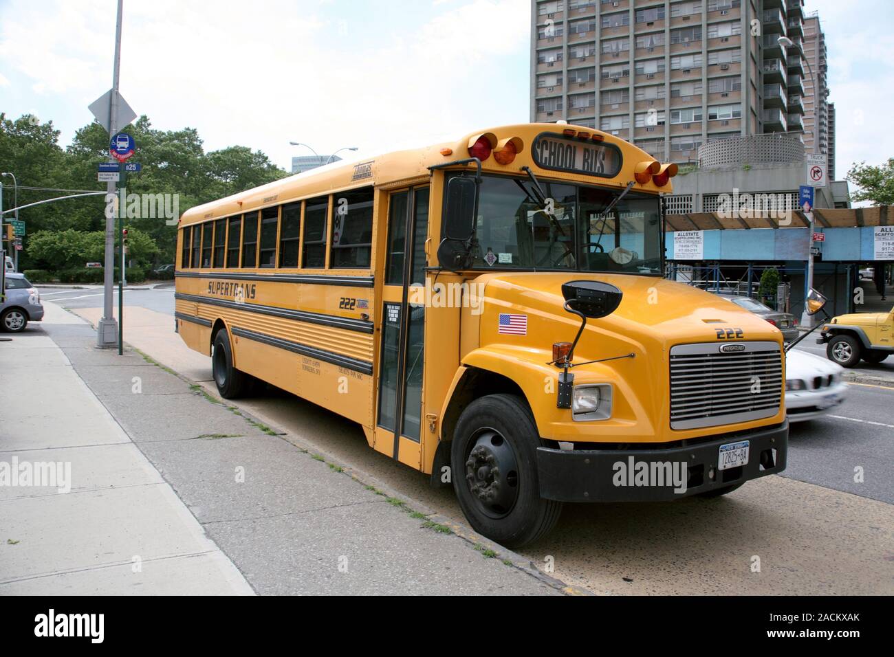 School bus dans la circulation de la ville de New York Banque D'Images