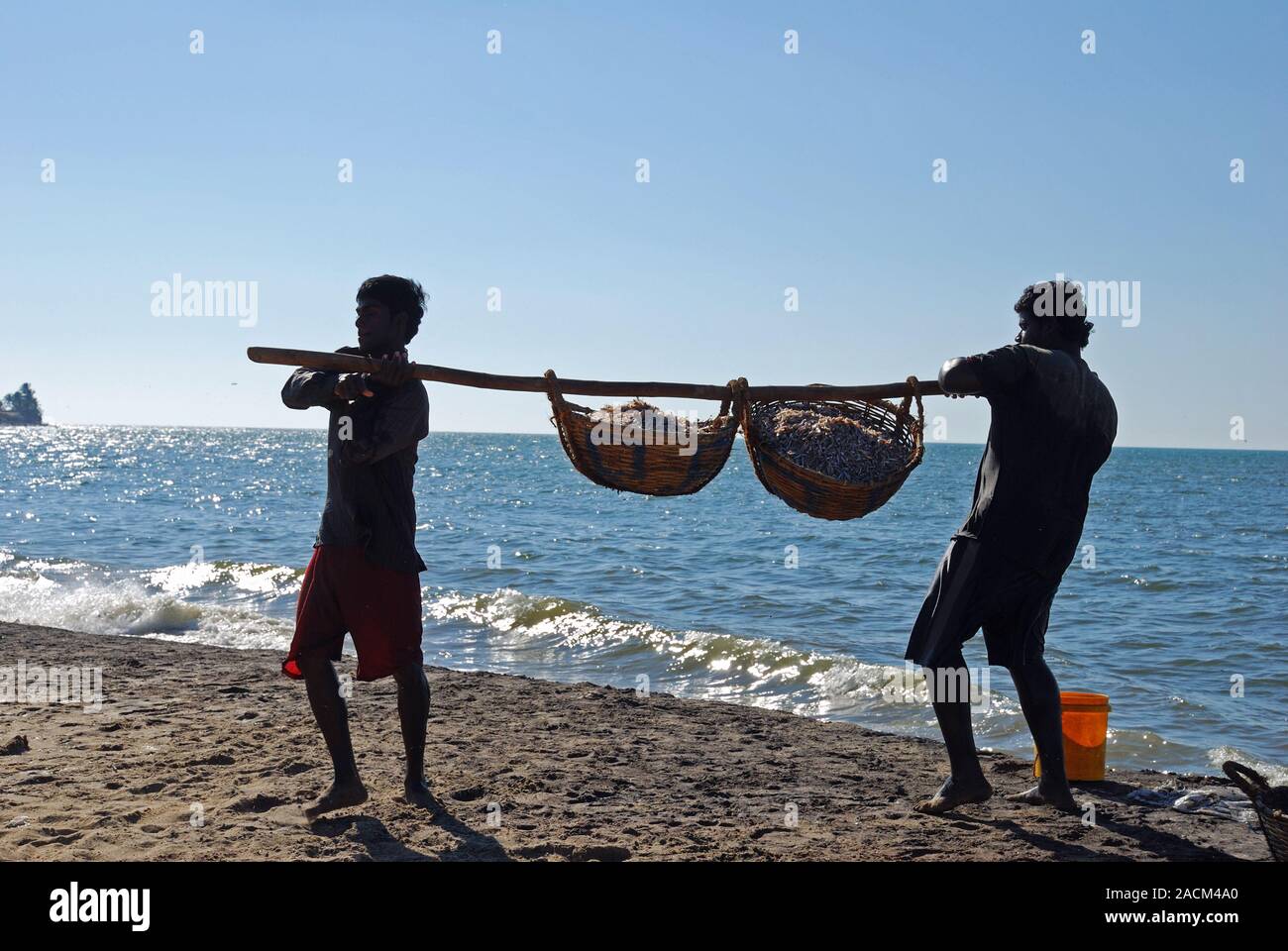 Des paniers d'usure des pêcheurs sur la plage de Galle, Sri Lanka, Ceylan, l'Asie du Sud, Asie Banque D'Images