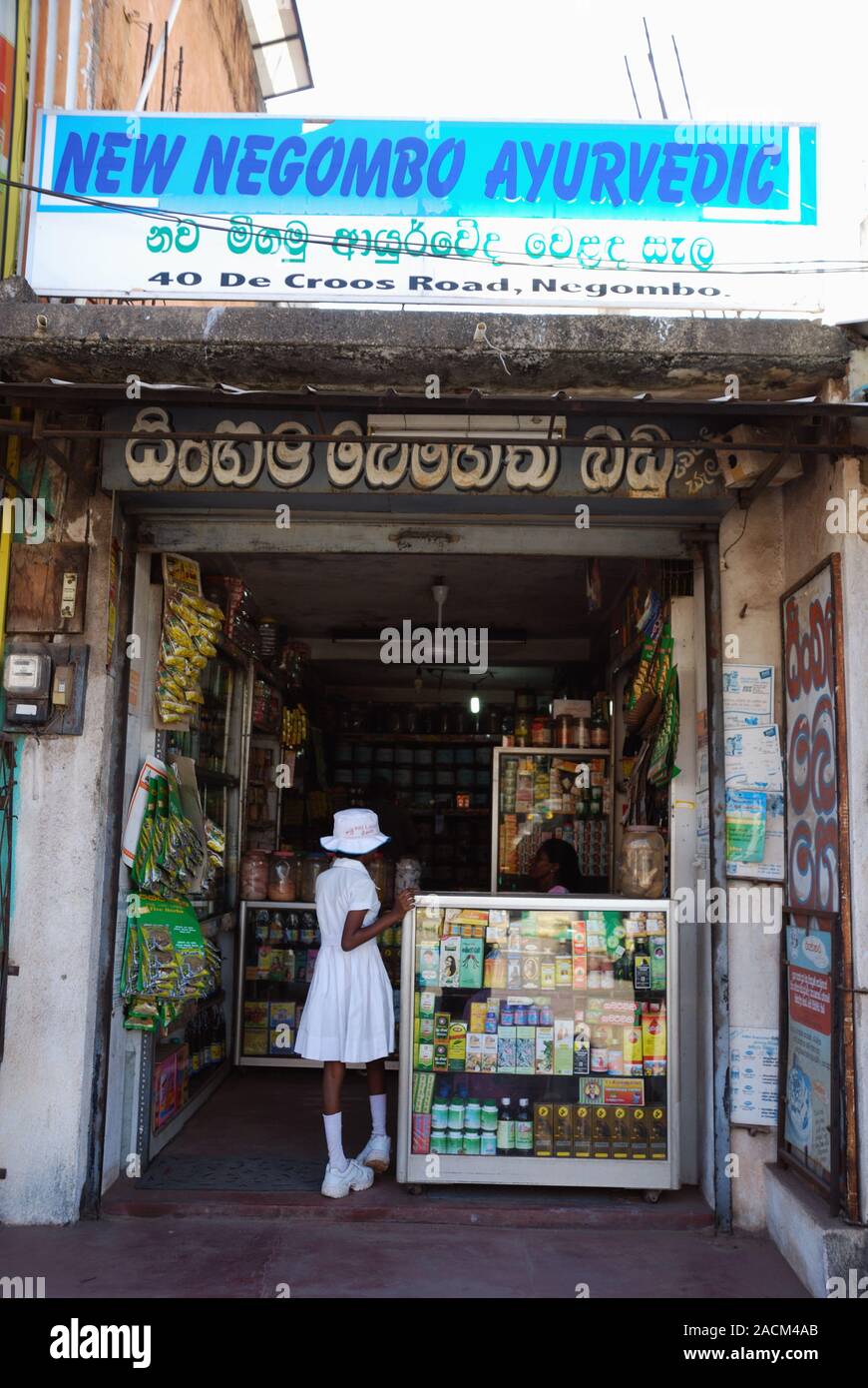 Les Cinghalais fille devant une boutique d'Ayurveda Banque D'Images