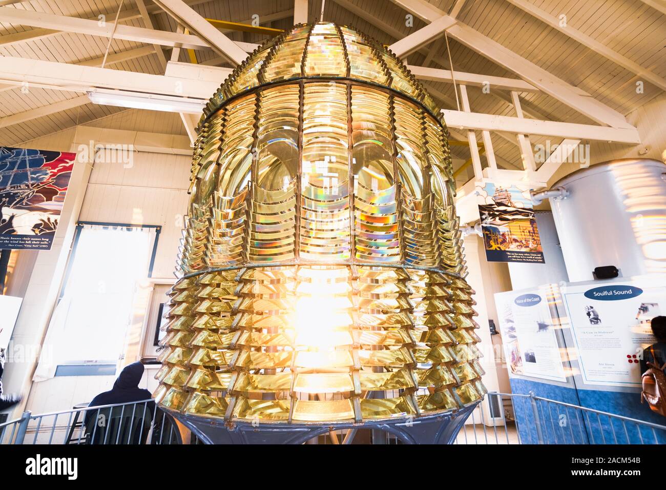 Nov 16, 2019 Pescadero / CA / USA - La lentille de Fresnel historique affiché dans le bâtiment signal de brume à la base de Pigeon Point Lighthouse ; l 1000-wa Banque D'Images