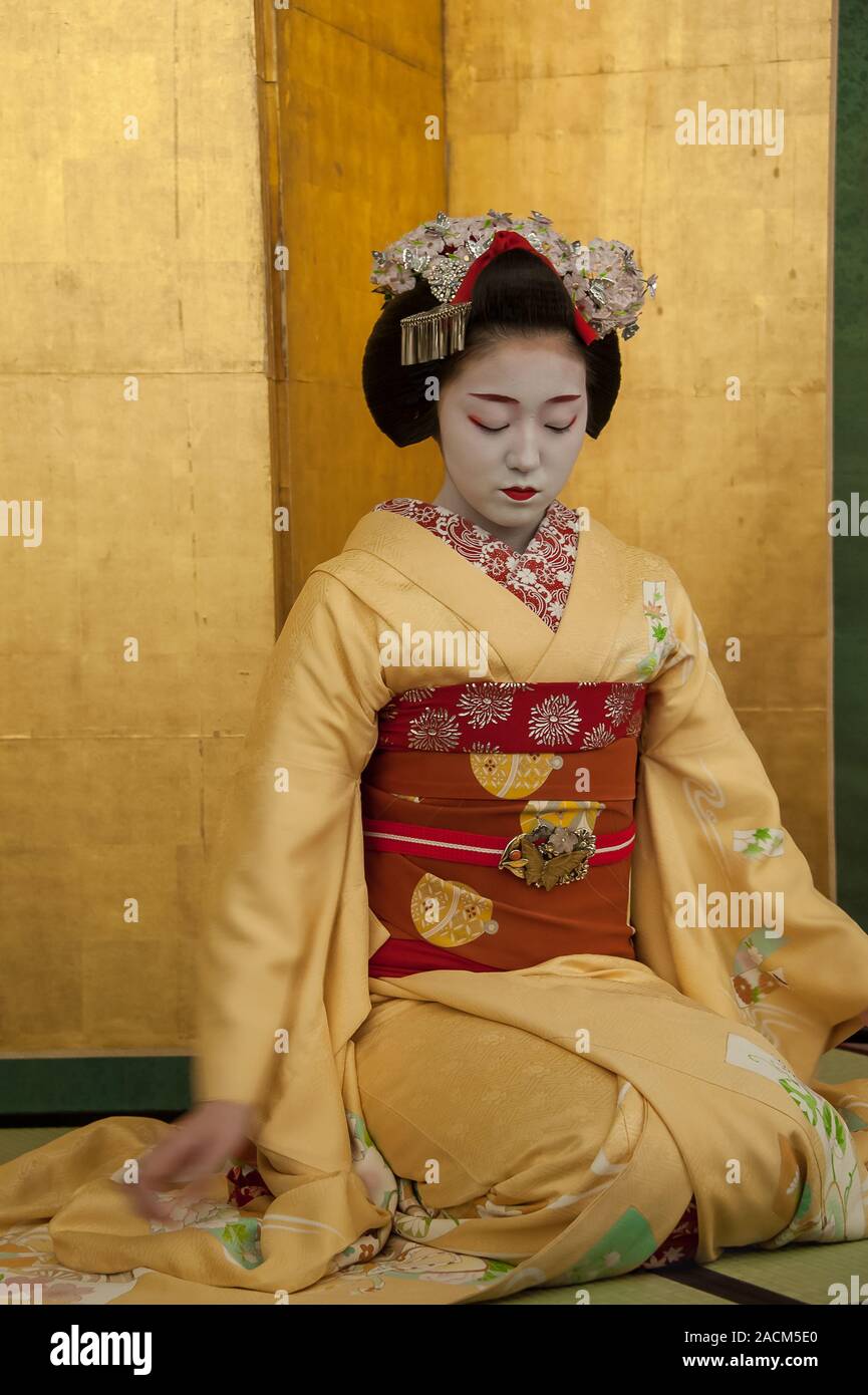 Kyoto, Japon - Avril 2014 : une jeune Maiko, ou Geiko en formation effectue la danse traditionnelle à un événement culturel pour divertir les invités Banque D'Images
