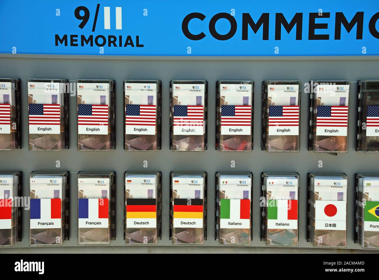 Guide du musée mémorial pour le 11 septembre, guide, dans de nombreuses langues du monde, New York, USA, Amérique Latine Banque D'Images