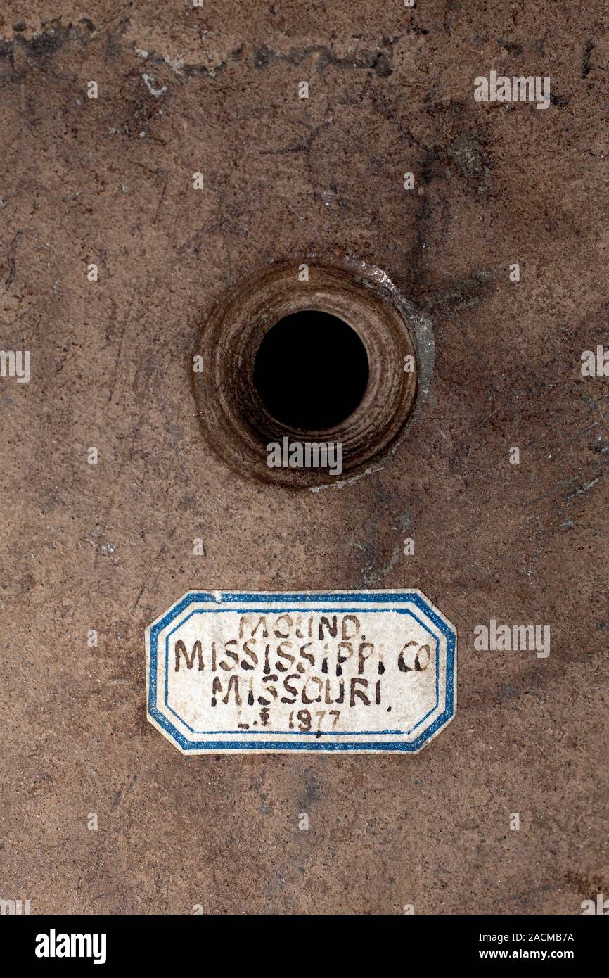 Le tranchant si caractéristique de l'étiquette collection archéologue  pionnier Sir John Evans sur une hache de pierre percé du Mississippi en  1877. L'Elbe Photo Stock - Alamy