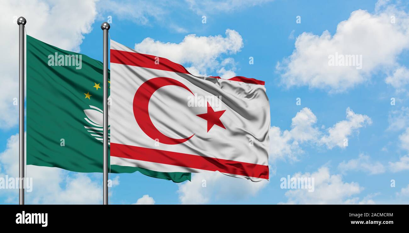 Macao et de brandir le drapeau de Chypre du Nord dans le vent contre ciel bleu nuageux blanc ensemble. Concept de diplomatie, de relations internationales. Banque D'Images