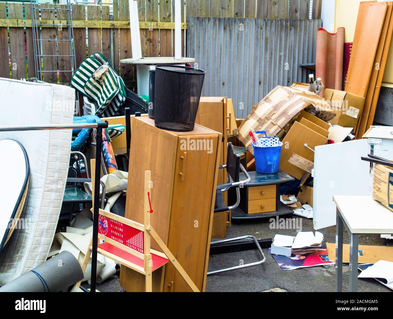 Déchets encombrants durant la réinstallation Banque D'Images