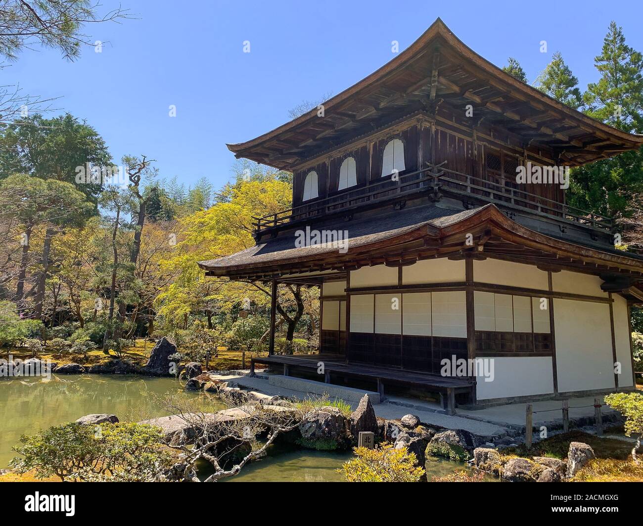 Ginkaku-ji ou pavillon d'argent au printemps. Officiellement nommée Jisho-ji c'est un temple Zen et jardin dans le quartier Higashiyama, Kyoto, Japon Banque D'Images