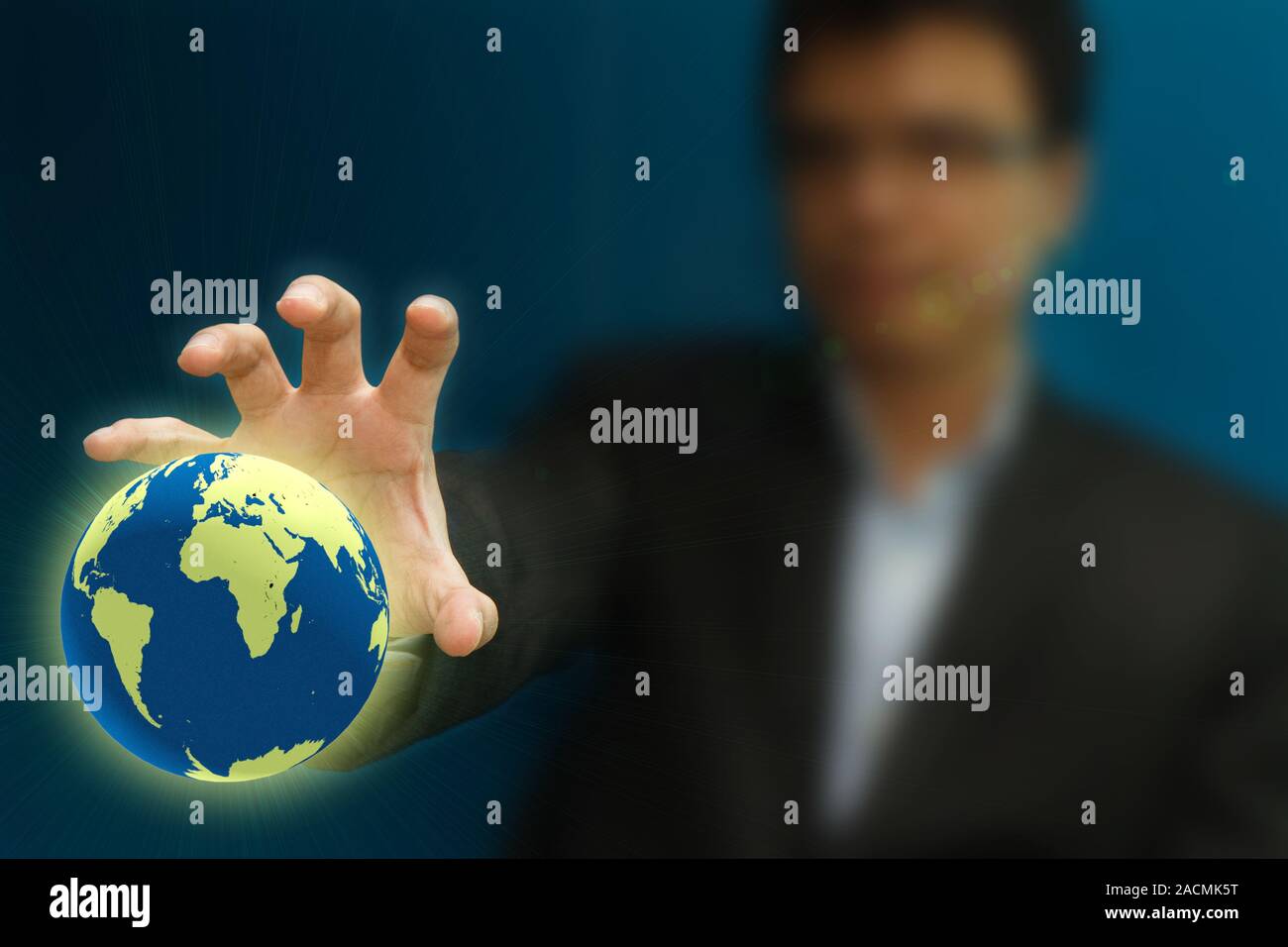 L'homme d'affaires saisir le monde avec les faisceaux lumineux Banque D'Images