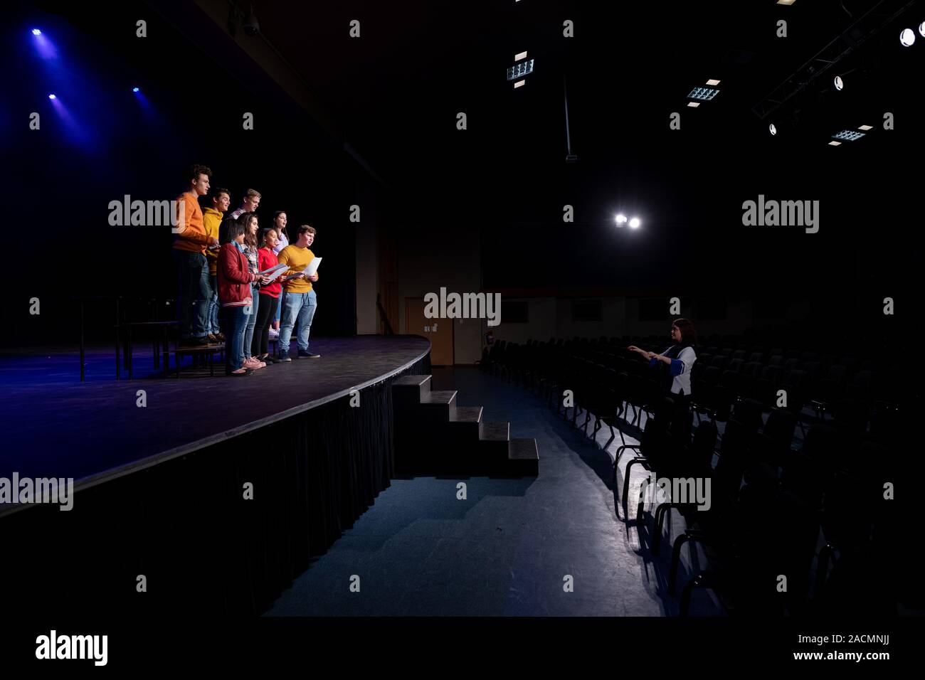 Les adolescents en répétition dans un théâtre Banque D'Images