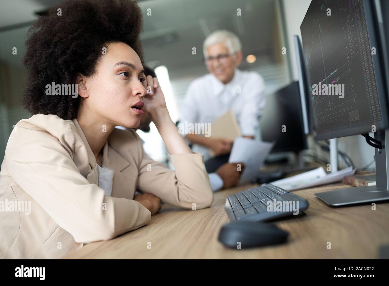 Young African business woman having stress et maux de tête au bureau Banque D'Images