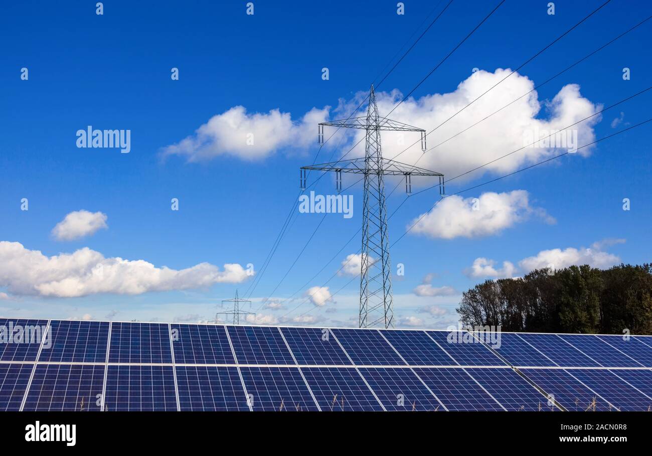 Pylônes à haute tension et les cellules solaires Banque D'Images