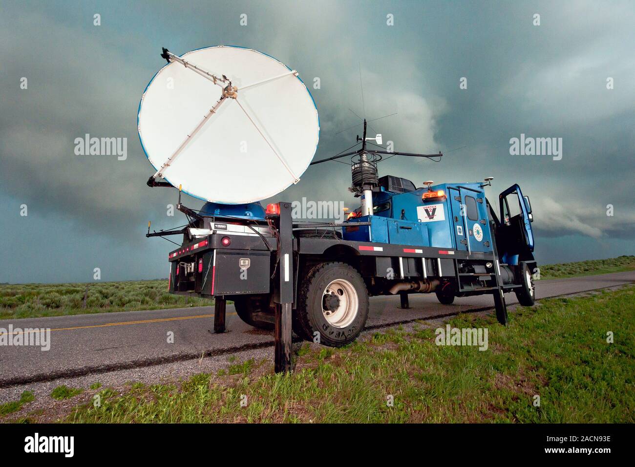 Storm chasing. Sur Roues Doppler (DOW) portable camion radar météorologique  de la numérisation d'un orage violent. Ce chariot est l'une des plus de 100  véhicules de recherche Photo Stock - Alamy