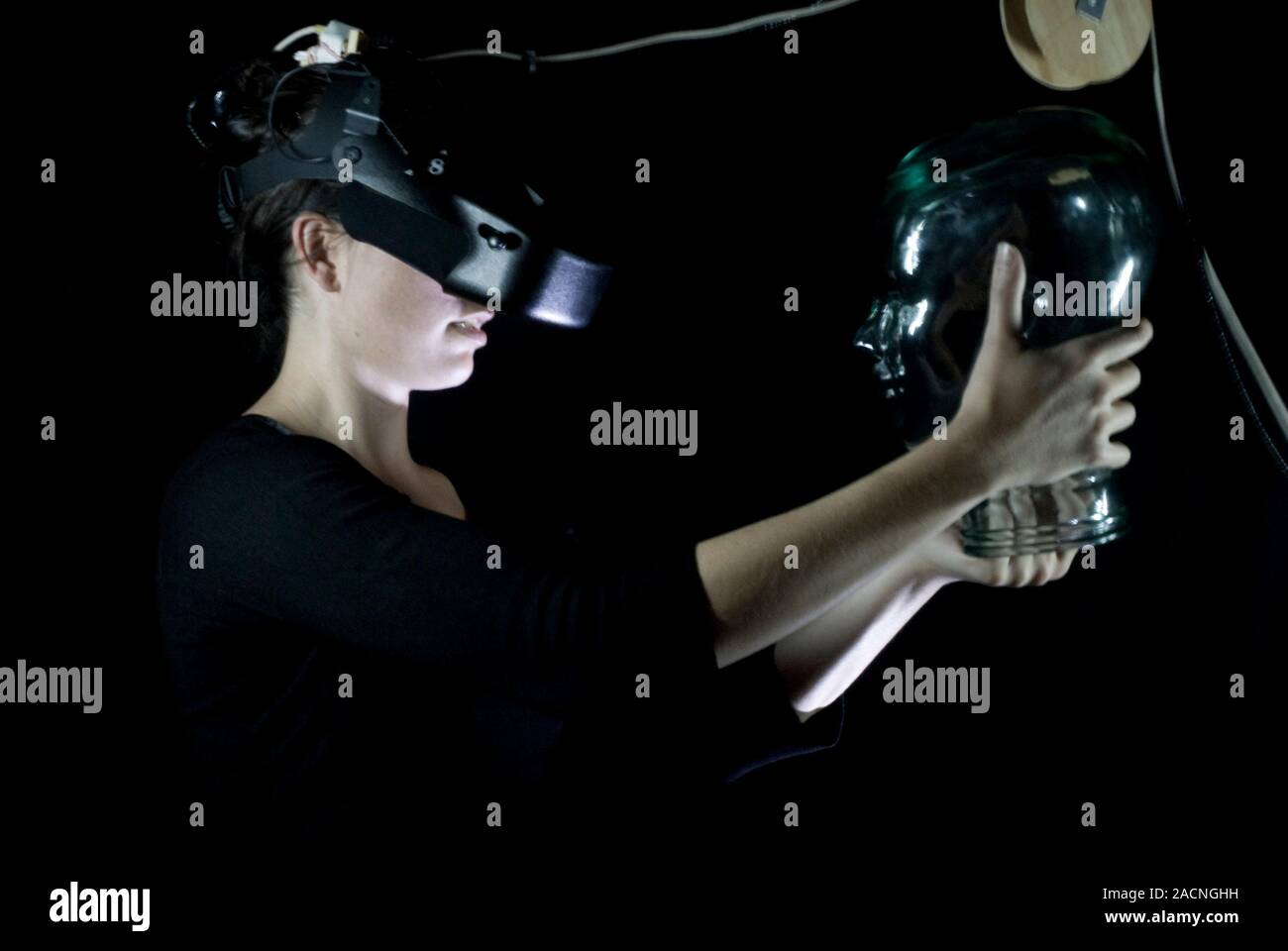 La thérapie de la phobie de la réalité virtuelle. Femme portant un casque de  réalité virtuelle pendant le traitement d'une phobie. Le système est conçu  pour exposer le patient à Photo Stock -