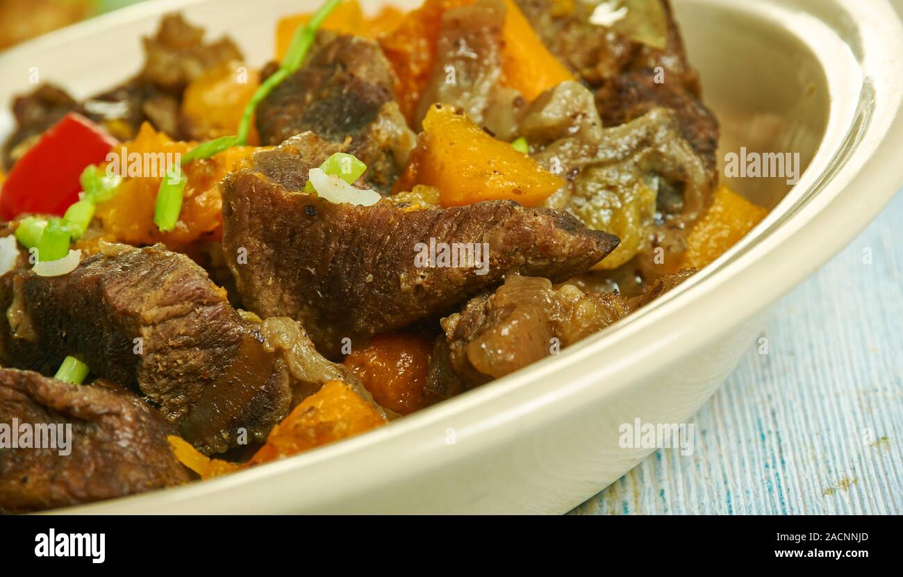 Les Guyaniens, Pepperpot, ragoût de viande, de la cuisine des Caraïbes, des plats variés, vue du dessus. Banque D'Images