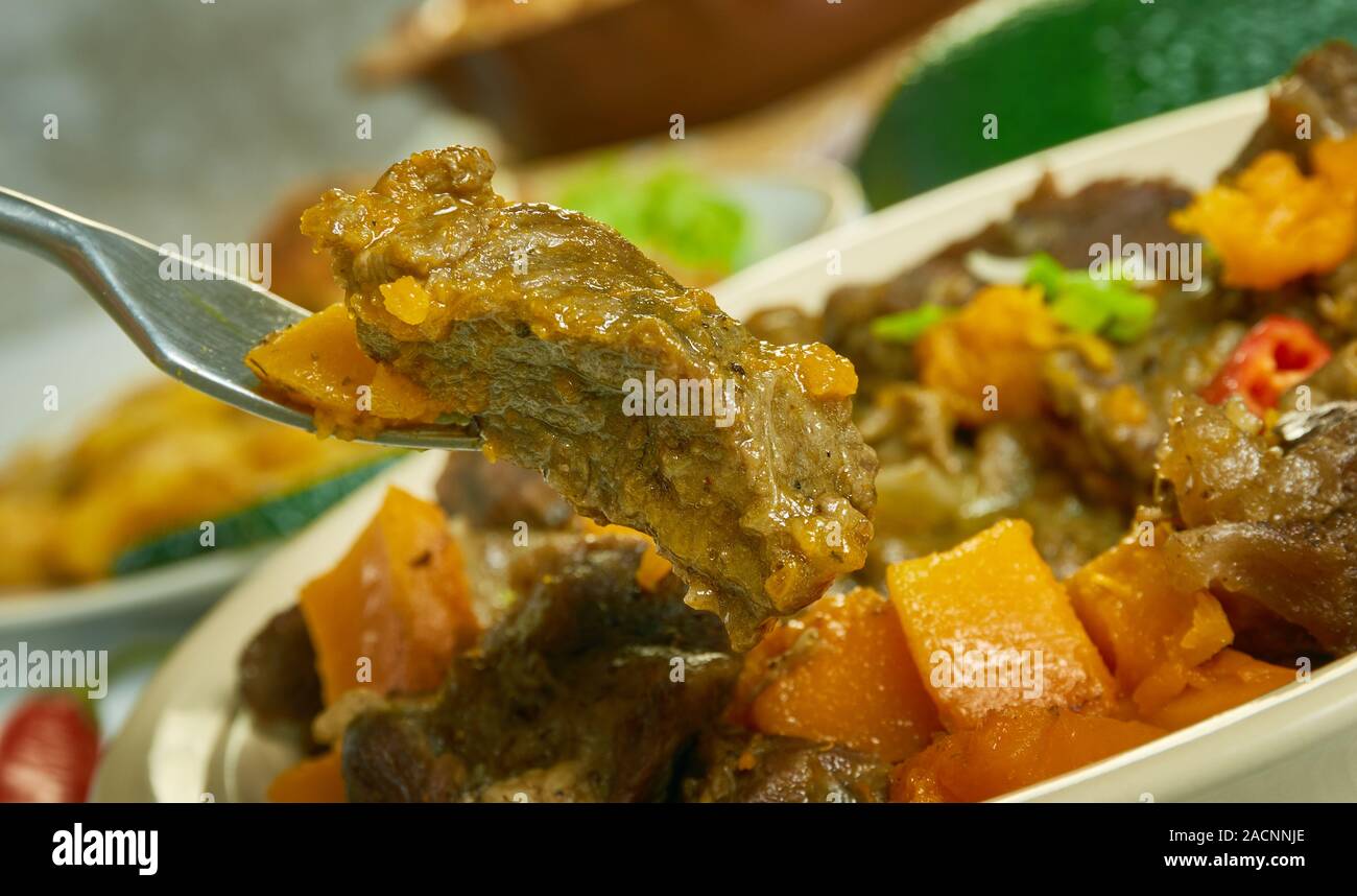 Les Guyaniens, Pepperpot, ragoût de viande, de la cuisine des Caraïbes, des plats variés, vue du dessus. Banque D'Images
