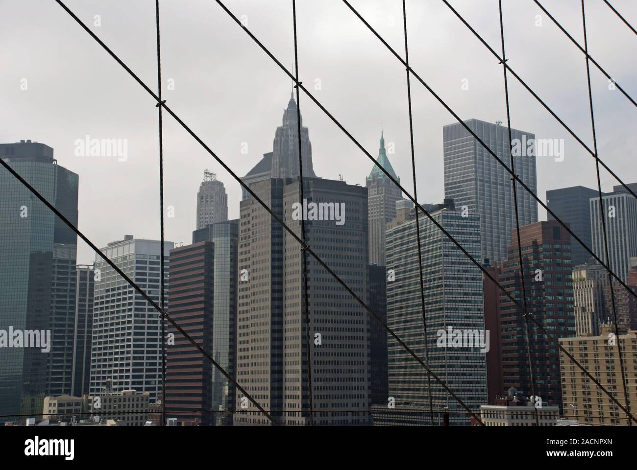 Vue à l'équerrage sur Lower Manhattan, y compris l'Empire-Fulton Ferry State Park, vue du pont de Brooklyn, Manhattan, Banque D'Images