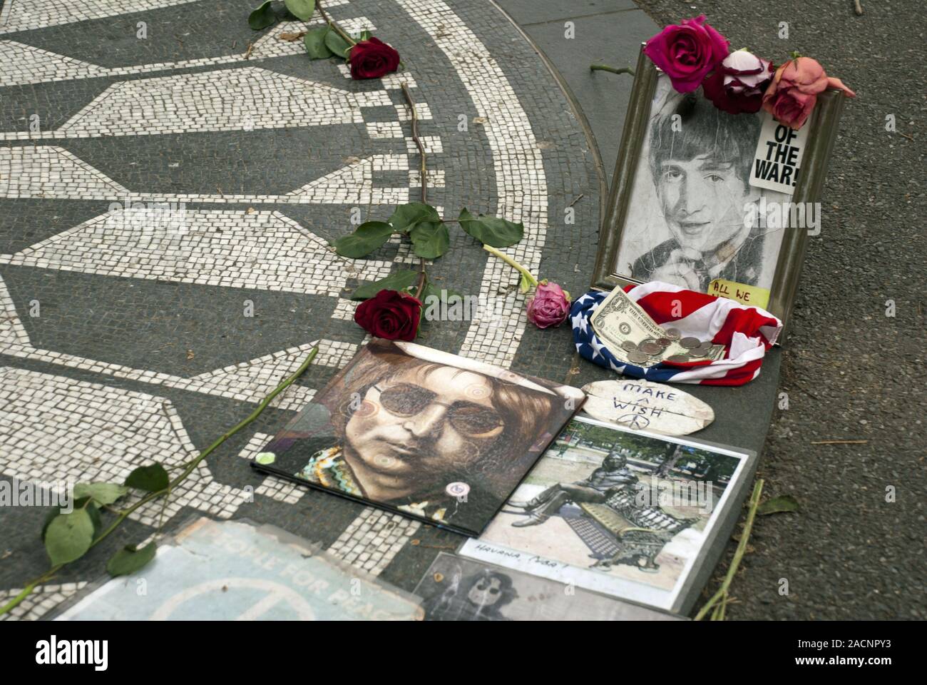 Décorées mémorial à John Lennon, Strawberry Fields, Central Park, Manhattan, New York City, USA, Amérique du Nord, Amérique Banque D'Images