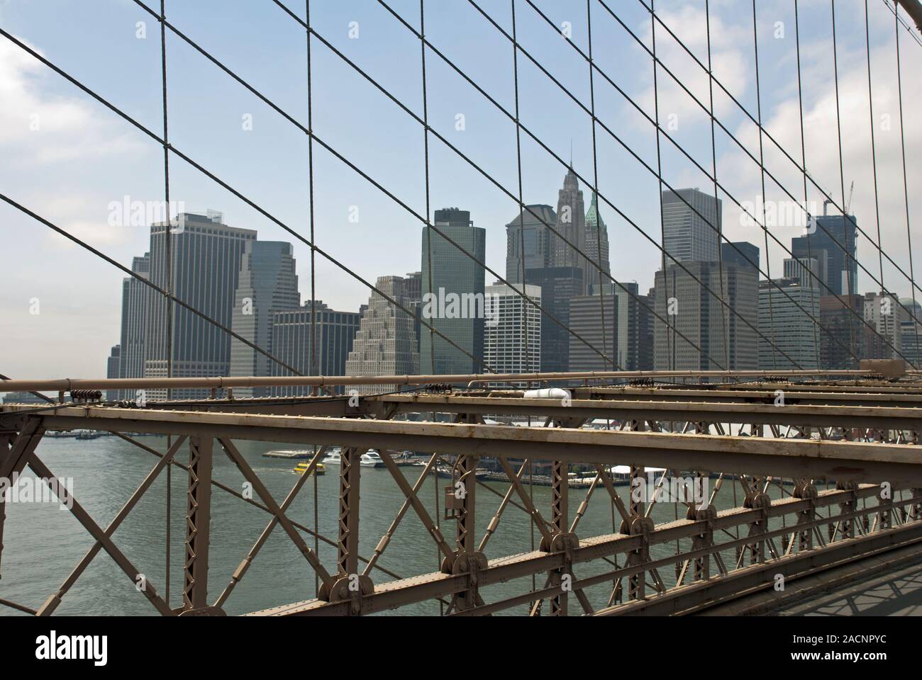 Vue du pont de Brooklyn par clôture pour le Lower Manhattan skyline, y compris l'Empire-Fulton Ferry State Park, l'Empire State construire Banque D'Images