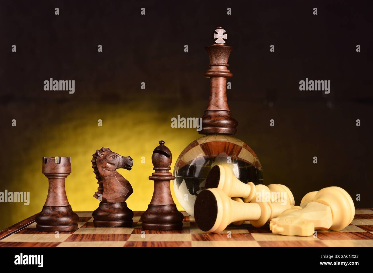 Pièces de jeu d'échecs sur l'échiquier Banque D'Images