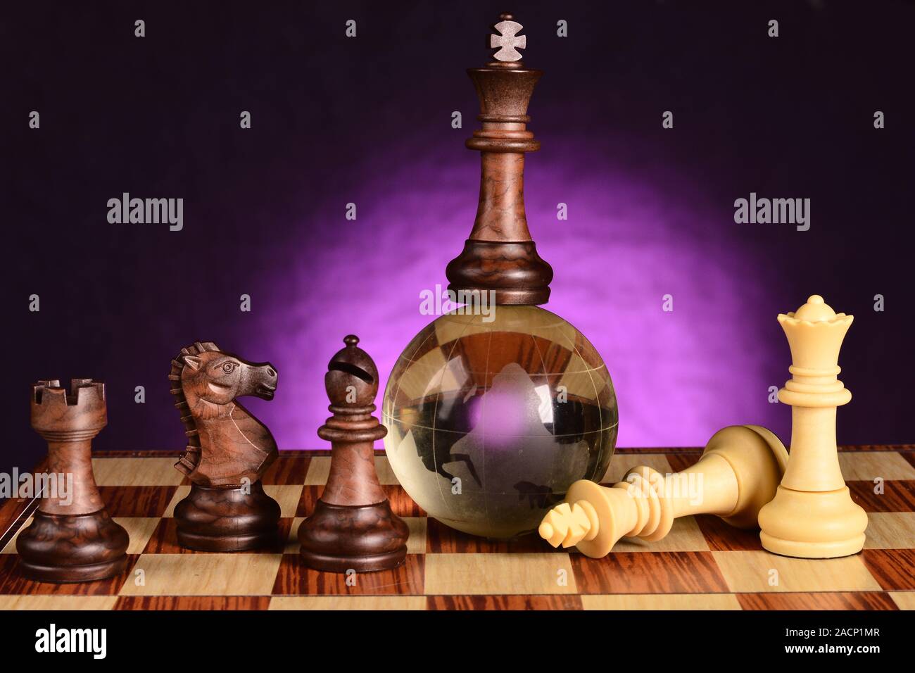 Pièces de jeu d'échecs sur l'échiquier Banque D'Images