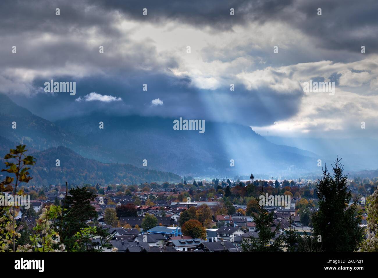Vue de Garmisch-Partenkirchen en Bavière, Allemagne, avec des nuages et des rayons de soleil sur une journée nuageuse en automne Banque D'Images