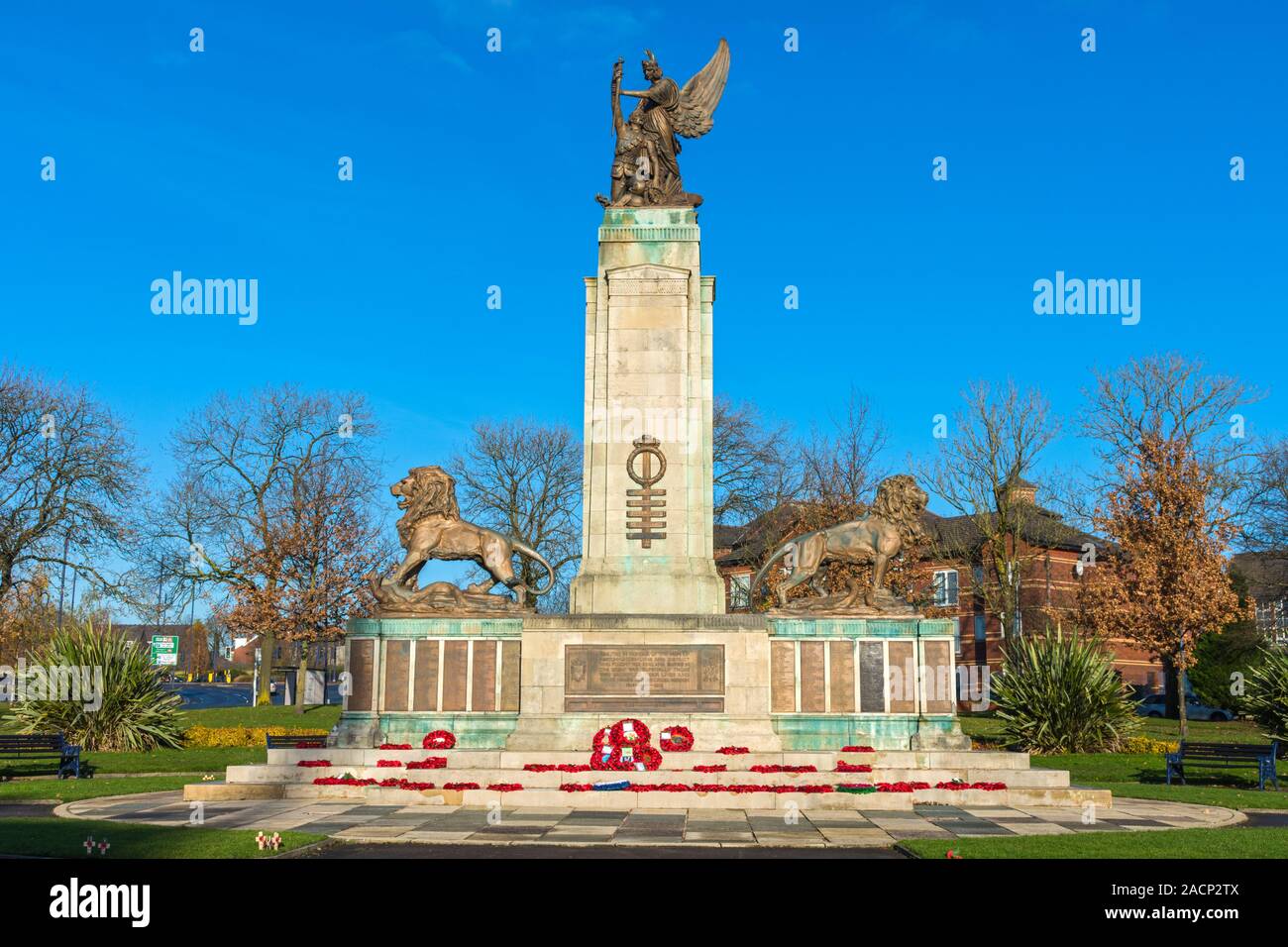 Le Monument aux Morts, Ashton en vertu de Lyne, Tameside, Manchester, Angleterre, Royaume-Uni. Architecte : Percy Howard. Sculpteur : J. Ashton Floyd. Banque D'Images